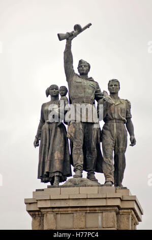 Monumento all'esercito sovietico. Sofia, Bulgaria. Soldato dell'esercito sovietico circondato da una famiglia bulgara Foto Stock