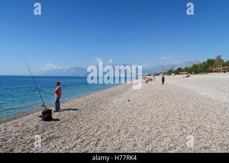 Persone alla spiaggia di Konyaalti ad Adalia, Turchia Foto Stock