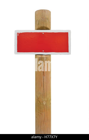 Red dipinte a mano e divieto di cartello segnaletico bordo orizzontale di metallo isolato telaio bianco, palo di legno post copia di sfondo spazio Foto Stock