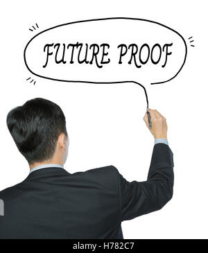 A prova di futuro scritto da parte dell'imprenditore in tuta nera, la scrittura a mano sul pannello trasparente, foto Foto Stock