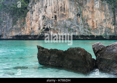 La gita in barca per le isole tropicali. Vista sul bellissimo mare turchese e rocce Foto Stock