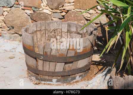 Vecchio rotto Barile di legno closeup. Monti Troodos. Phikardou (Fikardou) villaggio. Cipro Foto Stock