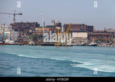 Area industriale con impianti portuali sulla costa del Mar Tirreno. Piombino, Italia Foto Stock