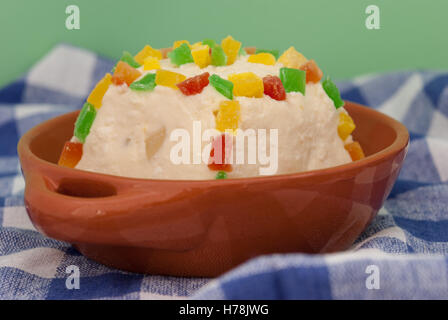Tradizionale russo cottage cheese dessert (paskha) con frutta candita sulla tovaglia a scacchi closeup. Foto Stock