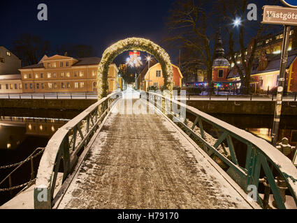 Natale all'Vastgotaspangen passerella oltre il fiume Fyris (Fyrisan), Uppsala, Svezia e Scandinavia Foto Stock