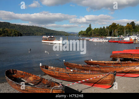 Bowness waterfront presso il lago di Windermere nel Lake District in Cumbria nel nordovest dell'Inghilterra nel Regno Unito. Foto Stock