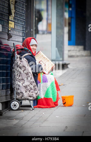 Busker nel centro della città di Bradford, West Yorkshire. Foto Stock