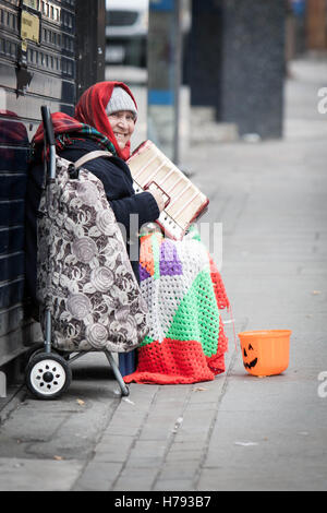 Busker nel centro della città di Bradford, West Yorkshire. Foto Stock