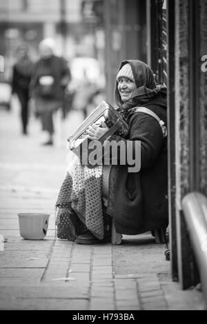 Busker nel centro della città di Bradford, West Yorkshire. Foto Stock