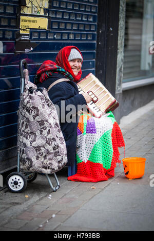 Busker nel centro della città di Bradford, West Yorkshire. Foto Stock