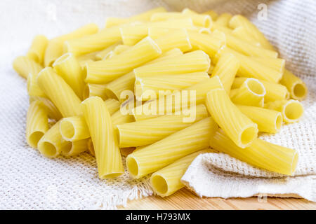 Materie non cotti tortiglioni pasta su tela igienico Foto Stock