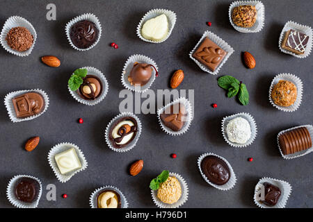 Cioccolatini pattern su sfondo scuro Foto Stock