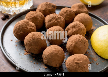 In casa tartufi di cioccolato sulla piastra, close up Foto Stock