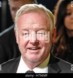 Les Dennis arriva sul tappeto rosso per il Daily Mirror Pride of Britain Awards su 31/10/2016 presso il Grosvenor House Hotel di Londra. Foto di Julie Edwards. Foto Stock