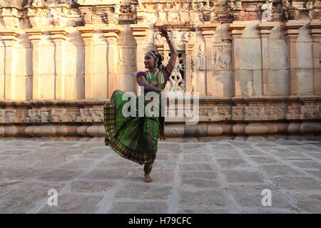 Kuchipudi è uno degli otto di danza classica con forme di india,da parte dello Stato di Andhra Pradesh.Qui il ballerino esegue a un tempio con le sculture Foto Stock