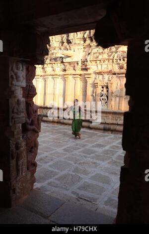 Kuchipudi è uno degli otto di danza classica con forme di india,da parte dello Stato di Andhra Pradesh.Qui il ballerino esegue a un tempio con le sculture Foto Stock