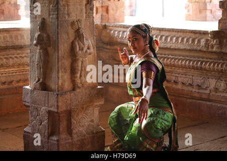 Kuchipudi è uno degli otto di danza classica con forme di india,da parte dello Stato di Andhra Pradesh.Qui il ballerino esegue a un tempio con le sculture Foto Stock