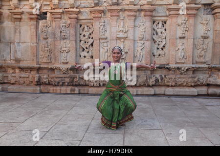 Kuchipudi è uno degli otto di danza classica con forme di india,da parte dello Stato di Andhra Pradesh.Qui il ballerino esegue a un tempio con le sculture Foto Stock