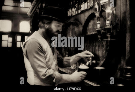 Barman versando Stout in Ryan's Pub tradizionale con caratteristiche Vittoriane Parkate Street Dublin City, Irlanda: fotografato 1980 Foto Stock