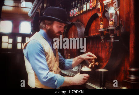 Barman versando Stout in Ryan's Pub tradizionale con caratteristiche Vittoriane Parkate Street Dublin City, Irlanda: fotografato 1980 Foto Stock