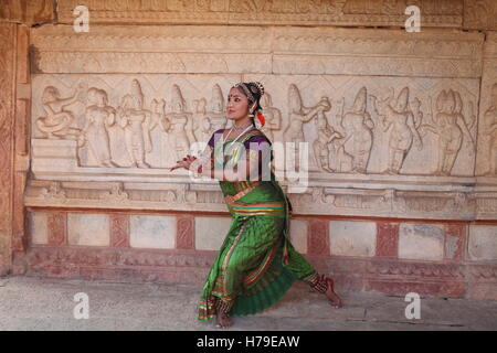 Kuchipudi è uno degli otto di danza classica con forme di india,da parte dello Stato di Andhra Pradesh.Qui il ballerino esegue a un tempio con le sculture Foto Stock