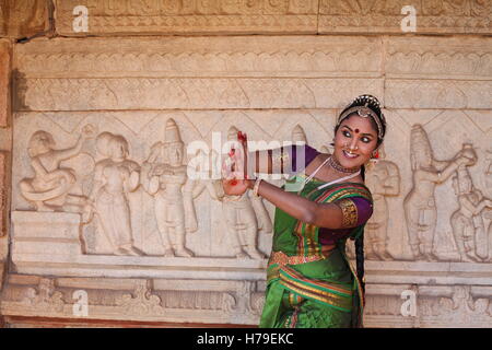 Kuchipudi è uno degli otto di danza classica con forme di india,da parte dello Stato di Andhra Pradesh.Qui il ballerino esegue a un tempio con le sculture Foto Stock