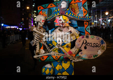 New York, NY - 31 ottobre 2016. La sfilata di un corteo in costume goer come un dipinto di un Arlecchino che trasportano uno scheletro di Pablo Picasso nel Foto Stock