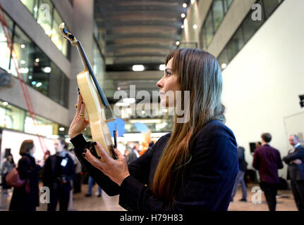 L'attrice e l'ex studente di San Martini Centrale Tara Fitzgerald tiene un violino, che utilizza le vibranti qualità della seta dei ragni disegnata dal vincitore assoluto Luca Alessandrini dall'Italia, all'International Student Innovation Awards di quest'anno al Central Saint Martins, Londra. Foto Stock