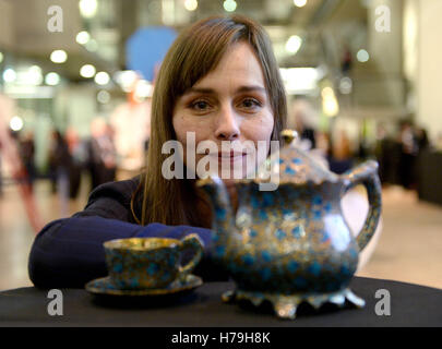 L'attrice e la studentessa dell'ex Central Saint Martins Tara Fitzgerald si occupa del set di tè Paper Mache Tea di Surabhi Mittal all'International Student Innovation Awards di quest'anno al Central Saint Martins, Londra. Foto Stock