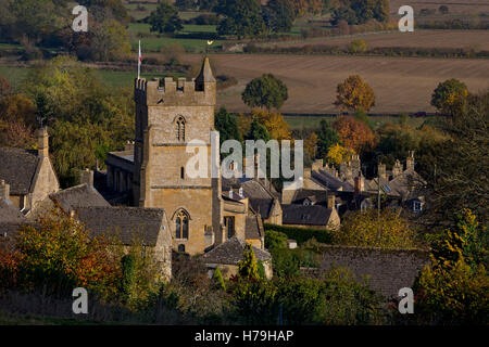 Villaggio di Bourton sulla collina in autunno,Cotswolds,Gloustershire,Inghilterra Foto Stock