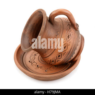 Coppa di argilla e piattino isolati su sfondo bianco Foto Stock