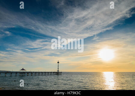 La gente sul molo di Brighton al tramonto di una sera d'estate Foto Stock