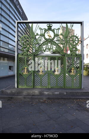 Gateway ornamentali era situata all'entrata principale del Liverpool marinai Home. Ora rinnovato e su Paradise Street in Liverpool One. Foto Stock