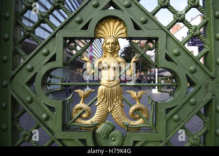 Gateway ornamentali era situata all'entrata principale del Liverpool marinai Home. Ora rinnovato e su Paradise Street in Liverpool One. Foto Stock