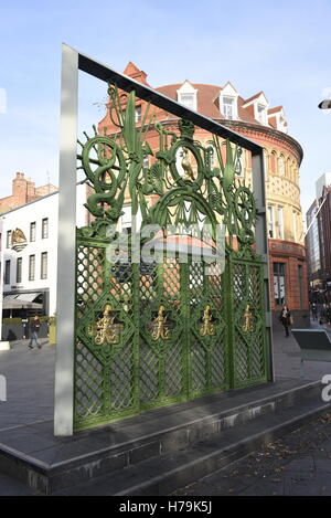 Gateway ornamentali era situata all'entrata principale del Liverpool marinai Home. Ora rinnovato e su Paradise Street in Liverpool One. Foto Stock