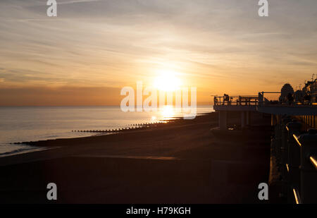 Guardare il tramonto sul mare dal flacone vicolo, Hastings, East Sussex, Regno Unito Foto Stock