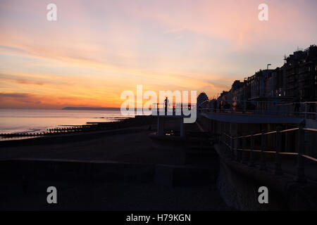 Suggestivo tramonto sul mare, Hastings, East Sussex, Regno Unito Foto Stock