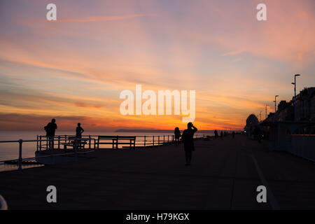 Suggestivo tramonto sul mare, Hastings, East Sussex, Regno Unito Foto Stock