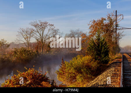 Mattinata nebbiosa sul fiume nebbia autunnale sky river Foto Stock
