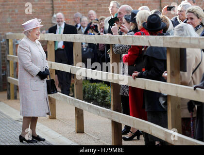 La regina Elisabetta II sorride durante una visita al National Heritage Center per l'equitazione e l'arte sportiva a Newmarket. Foto Stock