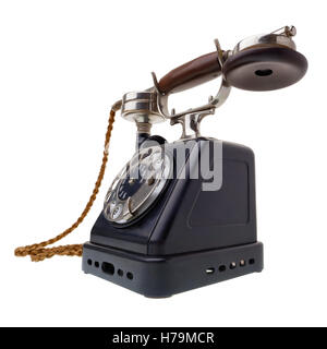 Oggetti isolati: un antico telefono nero, molto vecchio e invecchiato, isolato su sfondo bianco Foto Stock