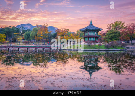 Tramonto autunno di Gyeongbokgung Palace a Seoul, Corea. Foto Stock
