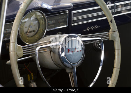 Volante e sul cruscotto del 1957 Volvo 444 durante il Classic Cars auction in Torino, Italia. (Foto di Marco Destefanis / Pacific Stampa) Foto Stock