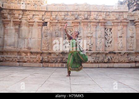 Kuchipudi è uno degli otto di danza classica con forme di india,da parte dello Stato di Andhra Pradesh.Qui il ballerino esegue a un tempio con le sculture Foto Stock