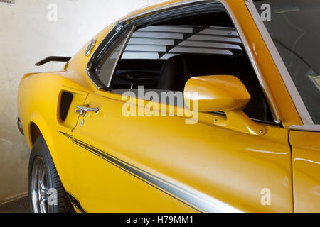 Dettaglio di un giallo 1969 Mustang Fastback 63A durante il Classic Cars auction in Torino, Italia. (Foto di Marco Destefanis / Pacific Stampa) Foto Stock