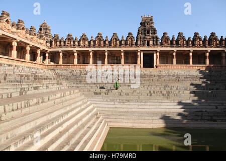 Kuchipudi è uno degli otto di danza classica con forme di india,da parte dello Stato di Andhra Pradesh.Qui il ballerino esegue a un tempio con le sculture Foto Stock