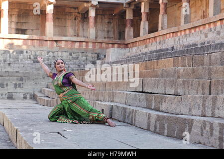 Kuchipudi è uno degli otto di danza classica con forme di india,da parte dello Stato di Andhra Pradesh.Qui il ballerino esegue a un tempio con le sculture Foto Stock