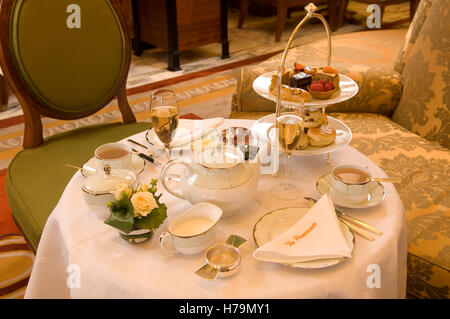 Il tè del pomeriggio presso il Dorchester Hotel di Mayfair, London, Regno Unito Foto Stock
