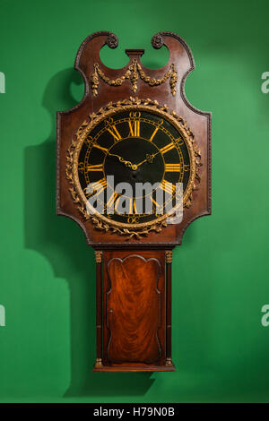 In legno antico orologio impostato sulla parete verde in Dumfries house, Ayrshire, in Scozia Foto Stock