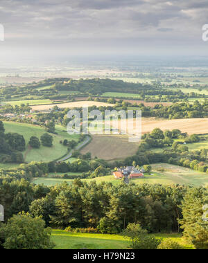 La Valle di York e Kilburn village visto da circa il cavallo bianco di Kilburn, North Yorkshire Moors, UK. Foto Stock